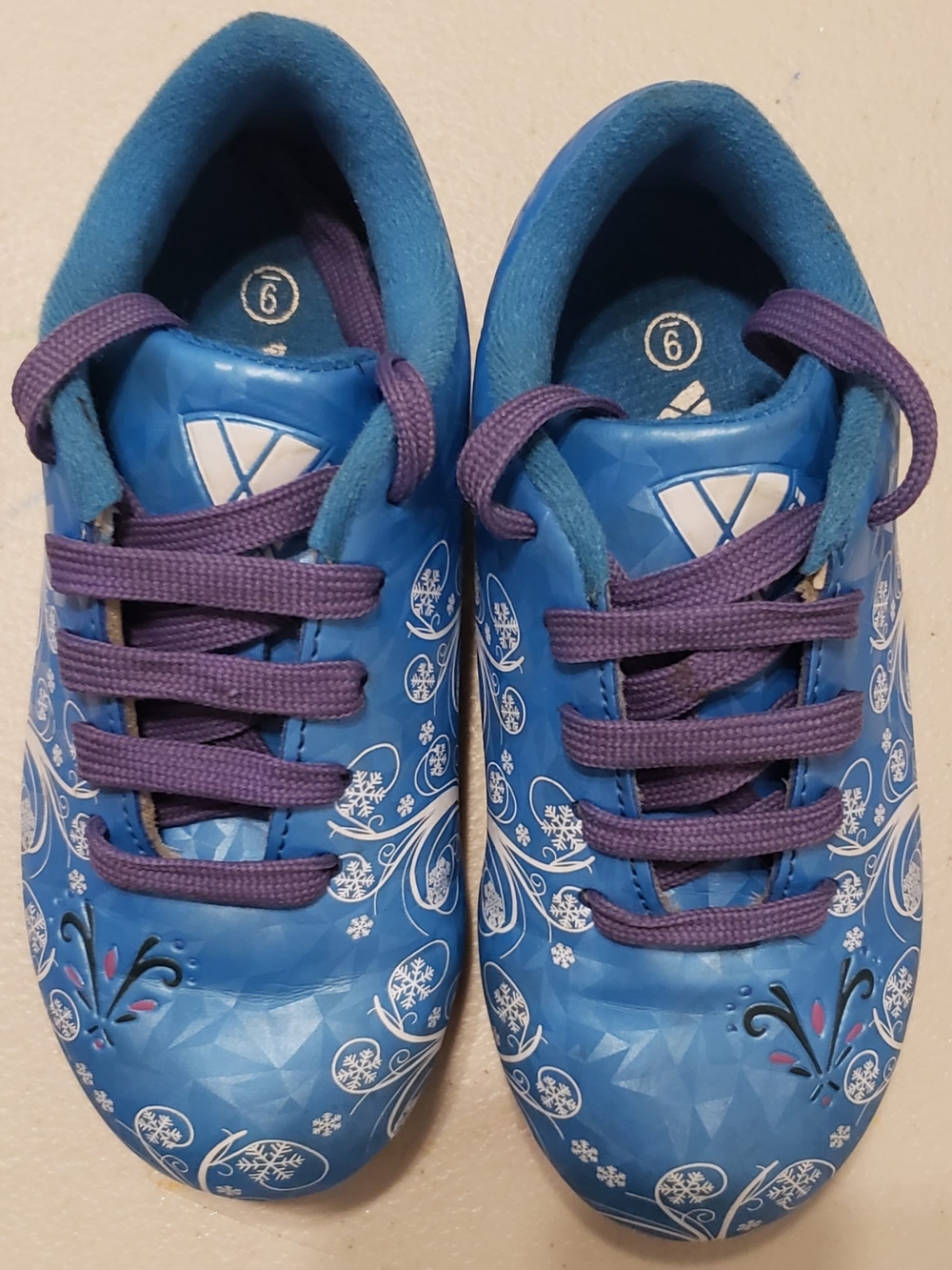 Little girl soccer shoes size 9
